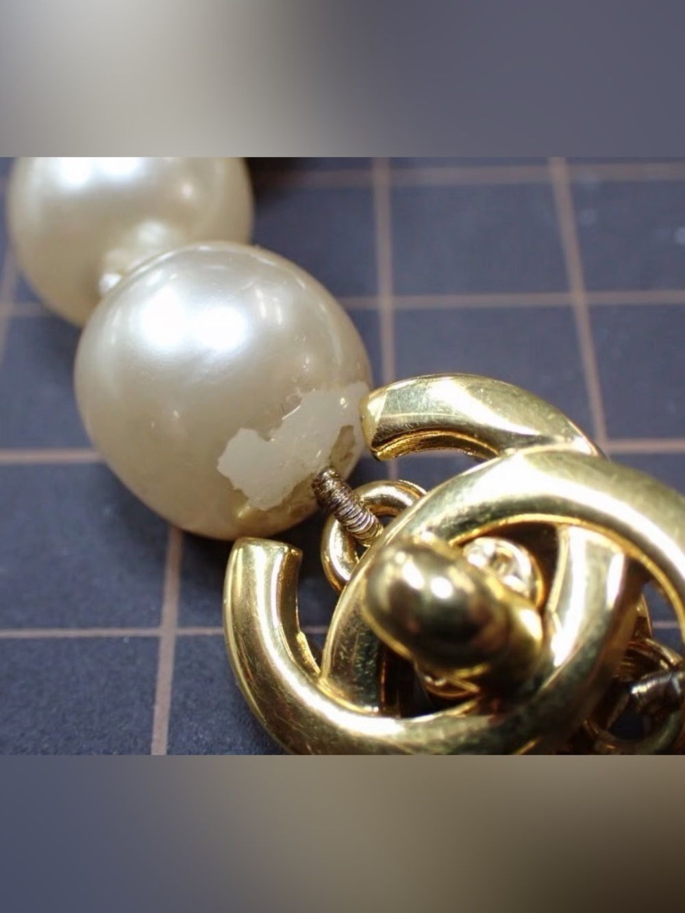 Vintage CHANEL Classic Flap Turn-Lock CC Logo Choker Faux Pearl Necklace - Picture 9 of 9